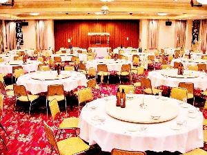宴会場：宝来の間…最大２４０名まで収容可能で和室でも洋室でも対応できます。会議など多目的にご利用ください。
