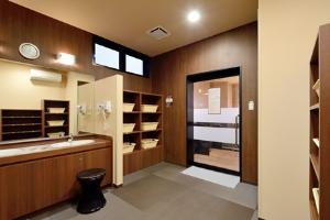 アメニティも充実しております。<BR><BR>ボディーシャンプー、シャンプー/コンディショナー、化粧水、乳液、綿棒、箱ティッシュ、シェービングローション、整髪料、くし、コットン、カミソリ 　等<BR>