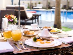 朝食はセミブッフェスタイル。メインプレートの卵料理はお好みの焼き方で。