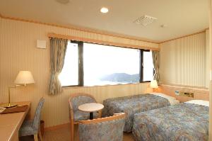 ベージュを基調とした明るいインテリア。日常を忘れ優雅なひとときをお過ごしいただける、HOTEL万葉岬でもっともスタンダードなツインルームです。
