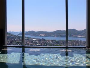 展望風呂(本館)　長崎の街を一望できる