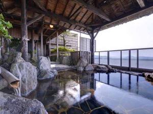 露天風呂(本館) 世界三大夜景を堪能しながら、温かい湯船に浸かる贅沢なひと時。