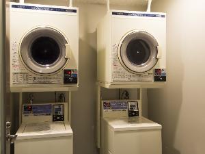 【ランドリーコーナー】コイン式で２４時間利用可能です。洗濯機、乾燥機、洗剤販売など。