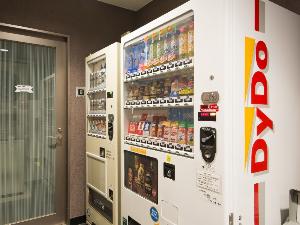 【自動販売機コーナー】アルコールからジュース、おつまみなどを取り揃えております。