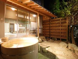 小庭に檜の露天付〜芙蓉山荘露天風呂付特別室