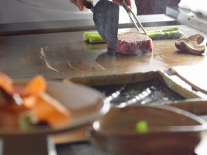 ご夕食（イメージ）／特別会席「鉄板焼会席」。ニセコ周辺や日本海産の新鮮な魚介・肉・野菜を目の前で調理