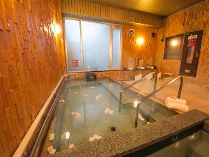 一日のお疲れは、汗と一緒に流しましょう！サウナ・水風呂もございます♪(男性大浴場)