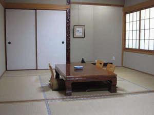≪客室例◆12畳≫最大5名様までご利用頂けます。グループや家族旅行に。のんびりとお寛ぎ下さい