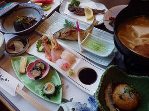≪ご夕食例≫地元の食材を活かしつつ、一つ一つの料理を丁寧に。お部屋でのんびりとお召上がり下さい