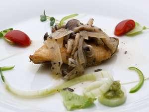 洋風にアレンジした料理も並びます