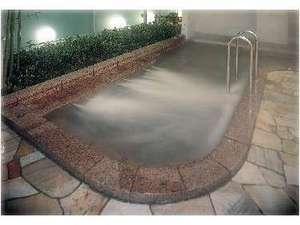 女性露天風呂です★他にも室内風呂とサウナ、ボディーシャワーがあります!!