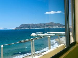 客室からの眺め。津軽海峡と函館山・函館の街が遠く望めます。