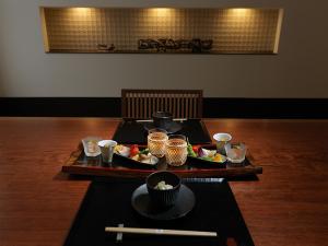 料理屋 松籟（しょうらい）／あたたかな杢のぬくもり感じるお食事処。ニセコの旬彩をお愉しみください。
