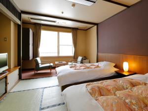 【和風ツインルーム】畳のお部屋にベッドを設置。トイレ＆シャワーブース付き