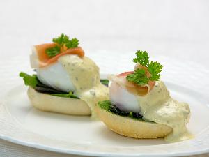 【レストラン「ファヌアン」】ご朝食では、エッグベネディクトもお選びいただけます。