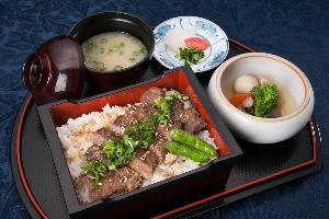 レストラン　夕食メニュー例　ステーキ重