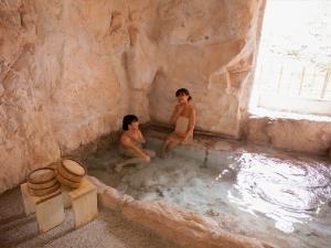 【貸切風呂／洞窟風呂】洞窟をイメージした貸切風呂はガラスがないため、山間を流れる自然の風が心地よい貸切風呂です。