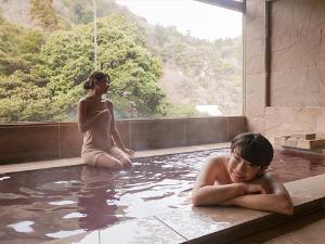 【貸切風呂／ワイン風呂】ワイン成分を含んだ甘い香りのする入浴剤を使用した、女性に人気の貸切風呂。大きな窓からは四季折々の落葉山がご覧いただけます。