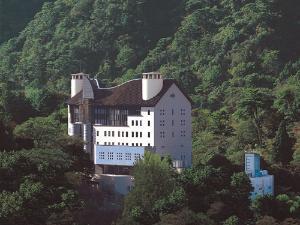 落葉山の麓、滝川の畔に建つ鴻朧館。有馬随一の絶景が館内随所よりご覧いただけます。