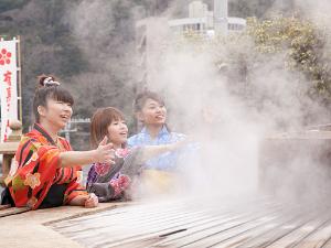 【天神泉源】湯けむり昇る天神泉源。全国的にも珍しい非火山性温泉。鉄分と塩分を多く含み、湧出後まもなく赤褐色に色づくことから「金泉」と呼ばれ親しまれてきました。