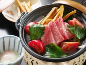★メイン料理★陶板仕立て土佐名物芋けんぴすき焼き／温玉添え、黒毛和牛、フルーツトマト