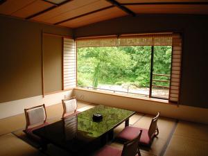【渓流館（お部屋一例）】渓谷美と四季折々の風景画自慢です。