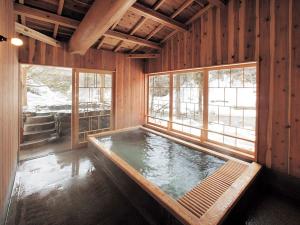 【山の湯　石湯内湯】化粧水のようなとろっとした湯触りの湯ご宿泊者の方は、無料で貸切風呂が利用可。