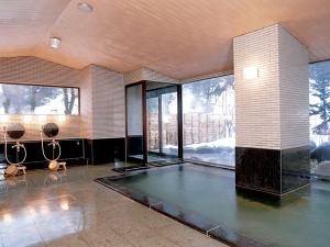 【殿方大浴場・真木の湯】湯上がり後も持続する保湿効果が特徴。