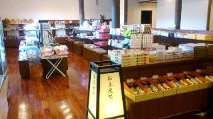 土産売場。屋久島のお菓子や焼酎・屋久杉工芸品や焼き物など多彩に取りそろえております