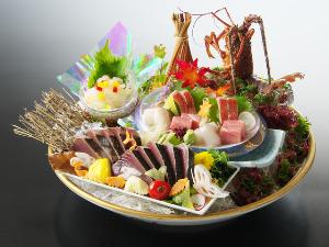 【皿鉢料理】イセエビの姿造りや藁で炙ったかつおのタタキをメインに土佐湾で獲れた新鮮なお刺身をご堪能。
