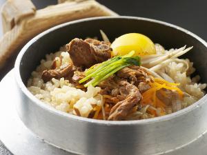 【かつお釜飯】かつおの出汁と旨味が高知県産のお米に浸み込み、ホクホクに炊きあげられる釜飯は絶品。