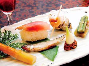 【山里会席フルコース】鮎せんべい、山野草の油炒めなどの前菜をご用意