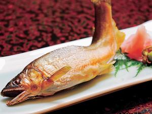 【川魚の塩焼き一例】普段あじわうことのない川の幸を、がぶりと頭から楽しむ野趣の心で！
