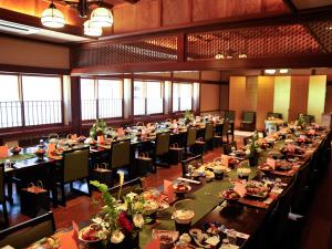 【宴会場】テーブル・椅子席の宴会場。ご法要・ご慶事などにおすすめです。