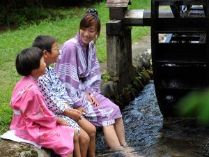 【水車】じゃぼじゃぼ流れる水車の小川は、涼を運んでくれます