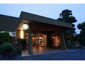 湯元湯の川 正面玄関 夕方の様子