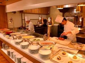 朝食はライブキッチンで作る出来たてのお料理とシェフとの会話をお楽しみください