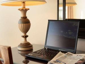 インターネット接続は無料です。（LANケーブルはお部屋にご用意。WiFi無料）