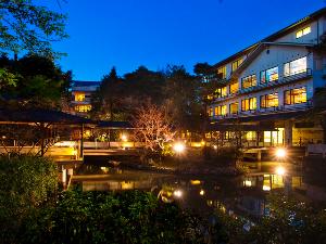 【旅館外観・夜景】
