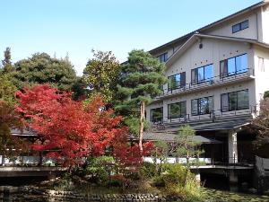 【秋の旅館外観／一例】
