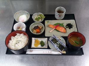 ご朝食はご飯とお味噌汁、焼き魚などの和定食（写真）と洋食からご選択。