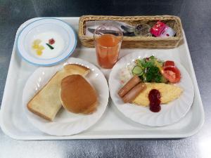 ご朝食はパンと卵料理、サラダなどの洋定食（写真）と和食からご選択。