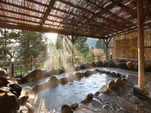 【露天風呂一例】<BR>四季折々に異なる里山の景色を望むワイルドな岩露天風呂です。