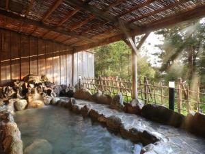 【露天風呂一例】<BR>小鳥のさえずりに耳を傾ける安らかな温もりのひとときを。