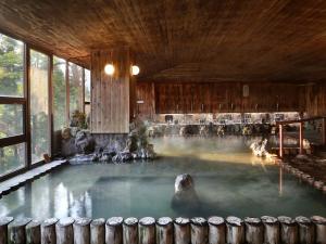 【大浴場「押切川」】神の山・飯豊山の原生林をイメージした趣溢れる檜風呂です。