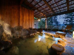 【露天風呂一例】<BR>季節の香りに包まれた、風情あふれる寛ぎの岩露天風呂です。