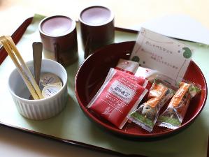 プラン限定特典★お菓子と紅茶がセットになったおしゃべりセット。トークのおともにピッタリ★