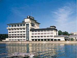 海に浮かぶ「福寿荘」へは舟に揺られて３分