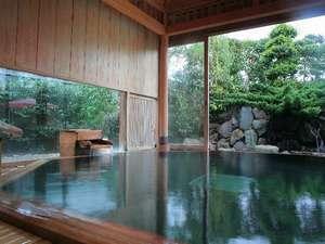 「風待ちの港」緑を映した内湯