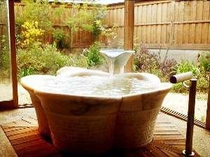 貸切露天風呂「花」は二人で寄り添う石造りのお風呂